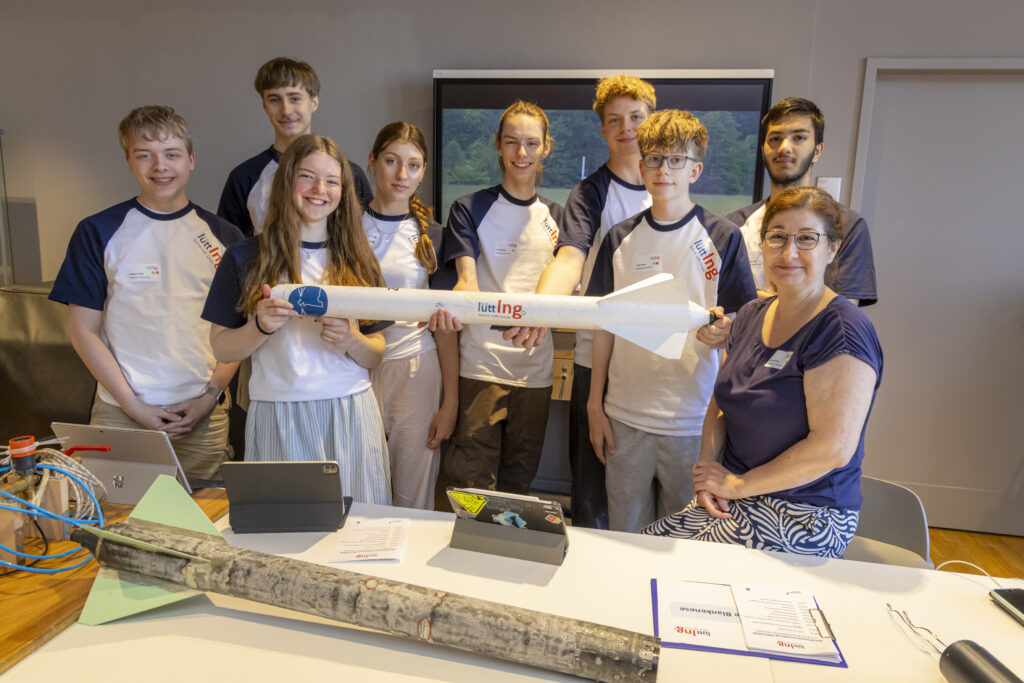 Schüler:innen der Stadtteilschule Blankenese präsentieren gemeinsam mit ihrer Lehrkraft eine selbst gebaute Wasserrakete.