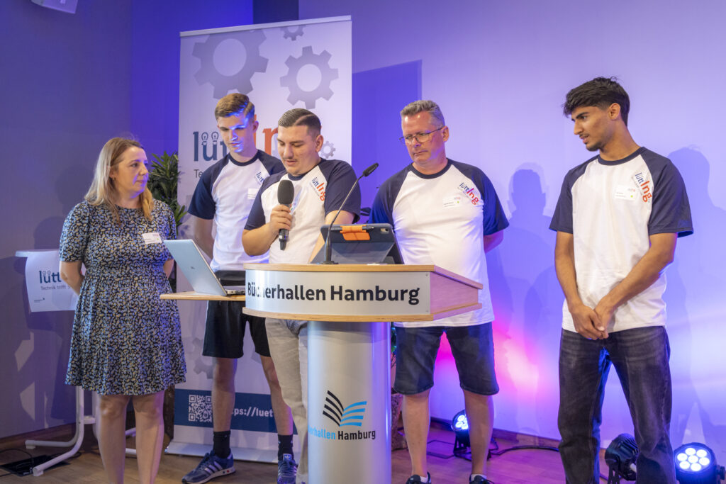 Schüler und Lehrkräfte der Lessing-Stadtteilschule präsentieren ihr Projekt zu erneuerbaren Energien bei der lüttIng.-Abschlussveranstaltung.