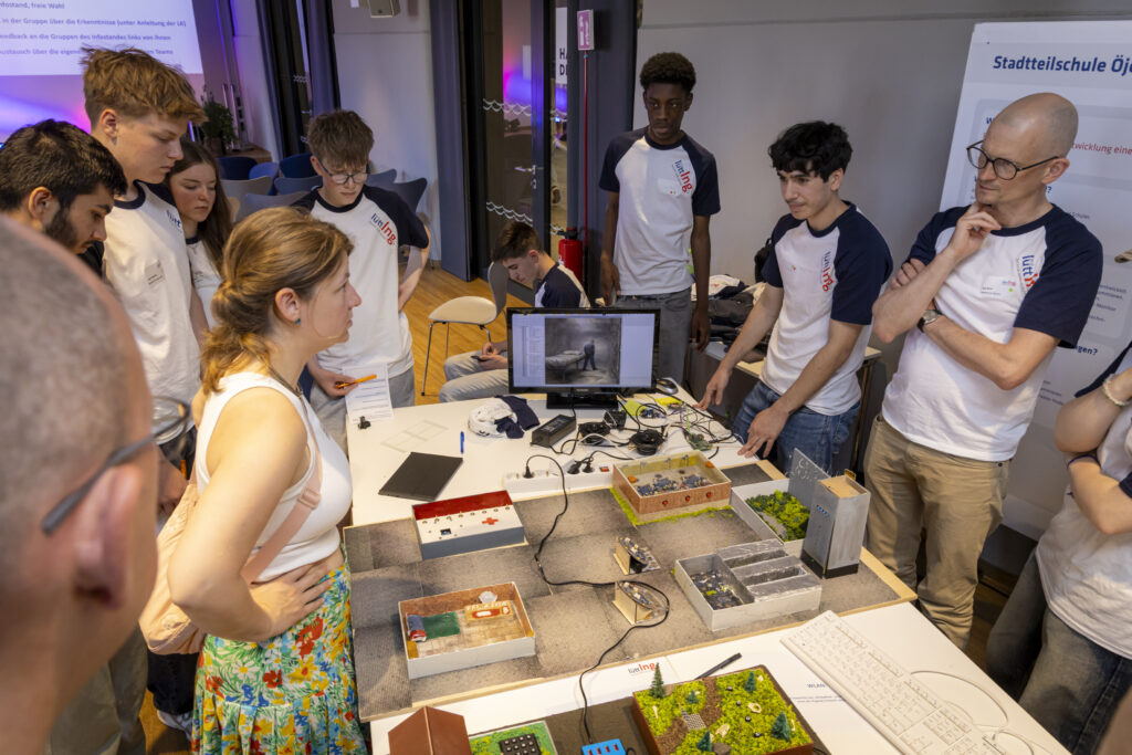 Schüler der Stadtteilschule Öjendorf präsentieren Gästen ihr technisch gestaltetes Escape Game „ESCAPE IT 2.0“.