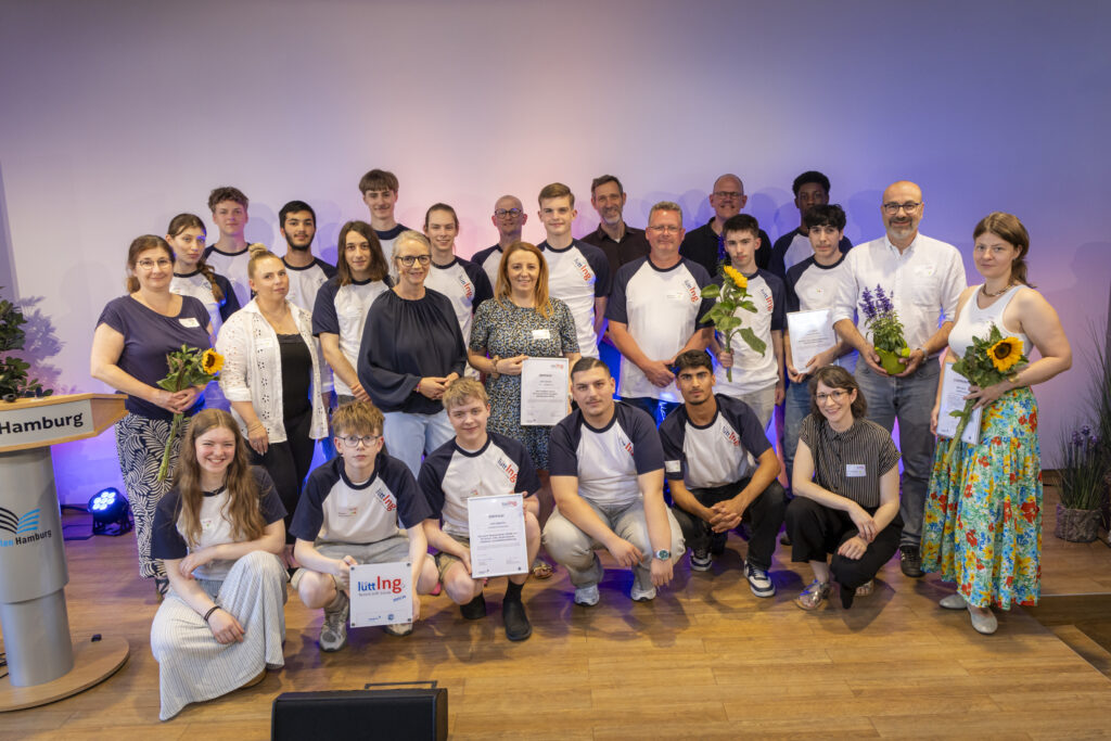 Gruppenfoto der teilnehmenden Schüler:innen, Lehrkräfte und Projektpartner bei der lüttIng.-Abschlussveranstaltung 2025/2026 in Hamburg.